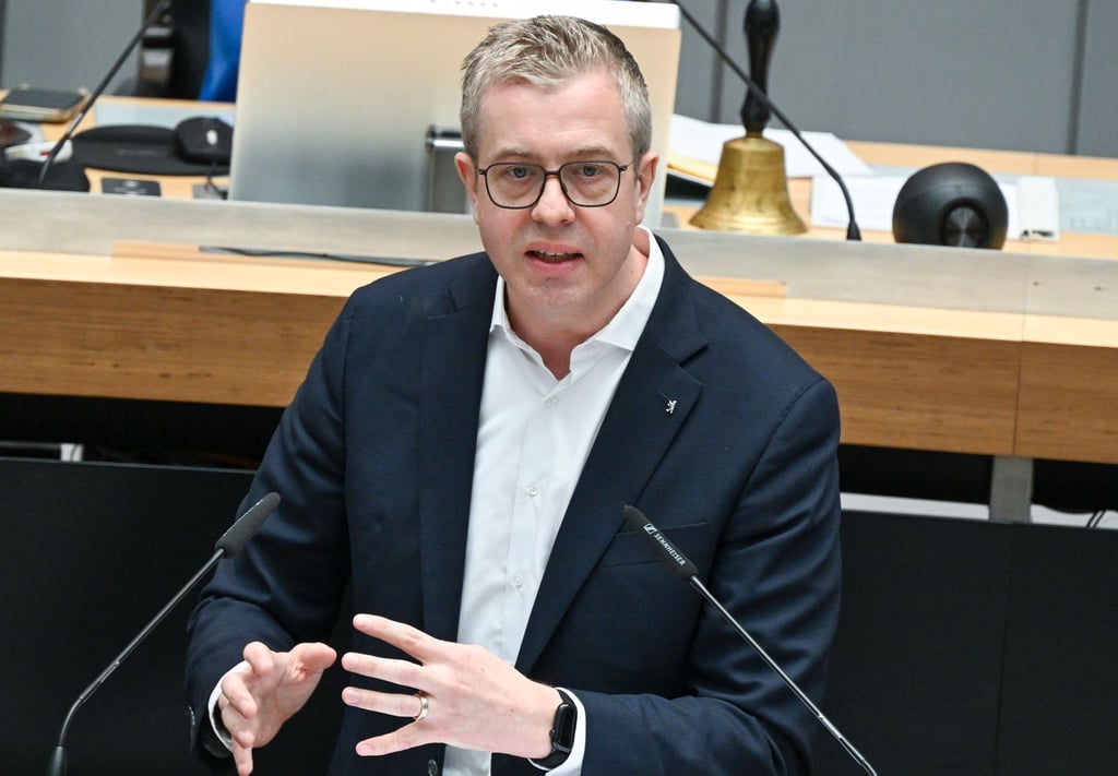 Berlins Finanzsenator Stefan Evers befürchtet eine weitere Verschlechterung der Haushaltslage großer Städte.
