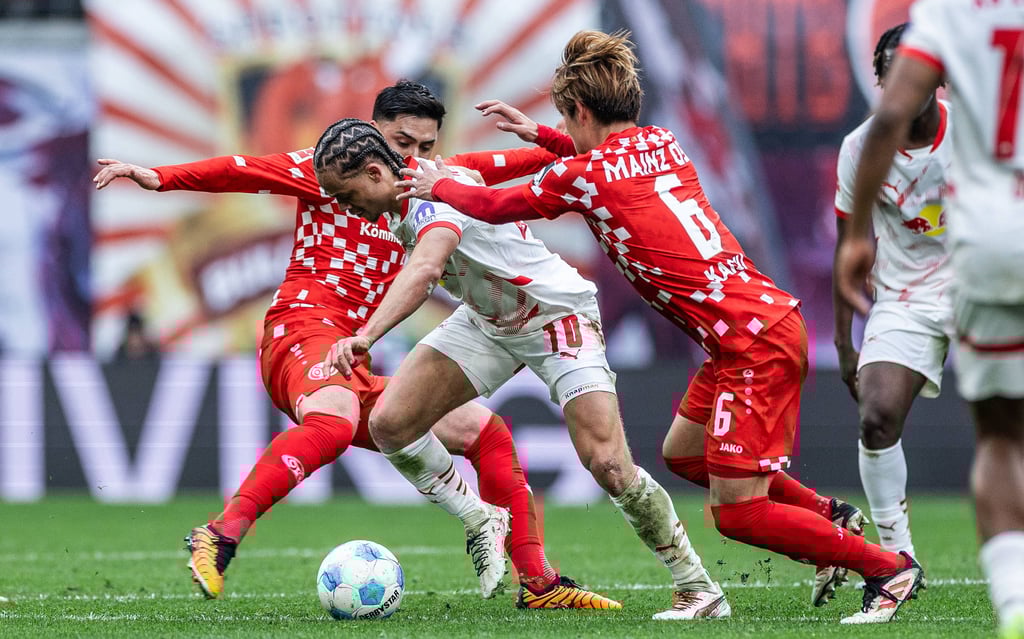 Nadim Amiri (links) hier im Duell mit Xavi Simons.