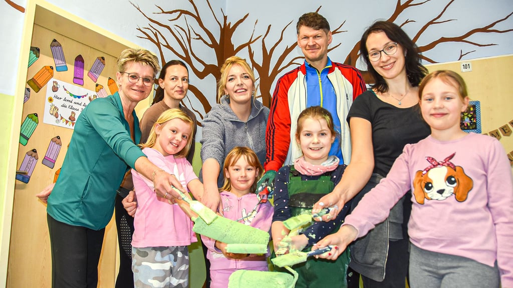 Ines Maaß (v.l.) Jona, Denise Lauenroth, Elina, Sophia Ahlfeld, Alma, Hardy Albrecht, Anne Keek und Luise gehören beim Arbeitseinsatz in der Rätzlinger Grundschule zum Maler-Team. Pünktlich zum Tag der offenen Tür am 31. März soll das Schulhaus im neuen Glanz erstrahlen.