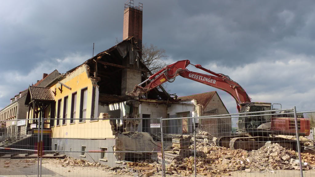 Das Volkshaus wird abgerissen. Auf dem Grundstück soll ein Supermarkt entstehen.