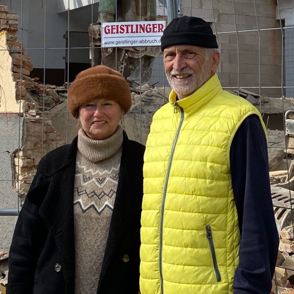 Hubert und Gudrun Wernike vor dem Volkshaus.