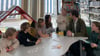 Elise, Emil, Leonie, Daria, Johanna und Lotta (von links n. rechts) interviewen den Bürgermeister Tobias Halfpap in der Stadtbibliothek Landsberg.