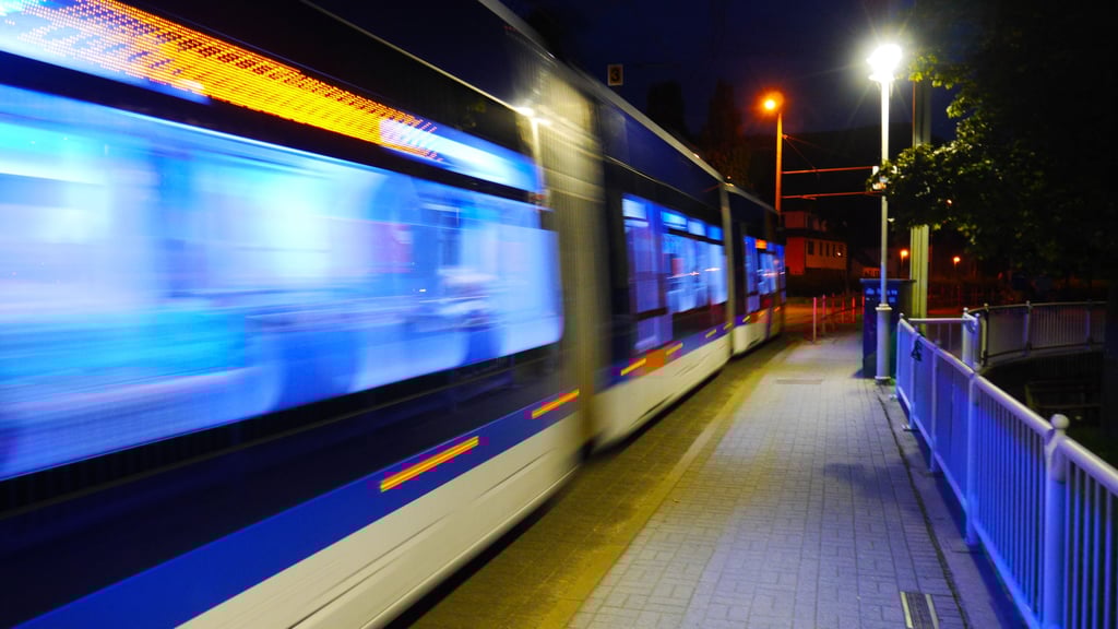 In einer Straßenbahn soll ein Fan von RB Leipzig überfallen worden sein.