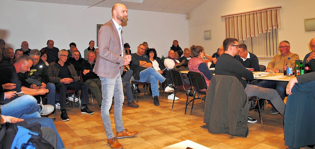 Mehr als 70 Einwohner der Gemeinde kamen zur Jübarer Ratssitzung, um vor allem ihr Unverständnis über die Windkraftpläne auszudrücken. Der Jübarer Tobias Meyer (stehend) informierte über den initiierten Einwohnerantrag, den bereits 600 Bürger unterschrieben hätten.