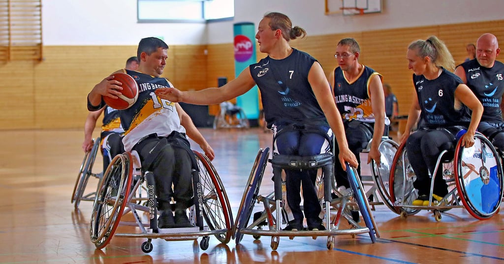Andrej Karenik (l.) und Sebastian Titze (3. v. r.) waren zum Saisonfinale die besten Magdeburger Werfer.