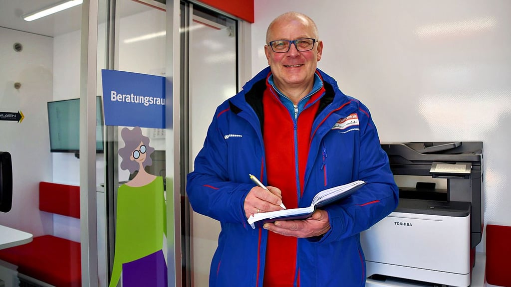 Steffen Friedrich empfängt die Bürger im Beratungsmobil der Verbraucherzentrale. Er kommt alle vier Wochen nach Havelberg.