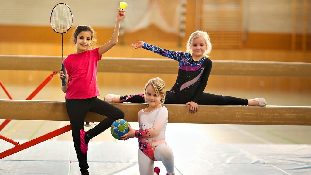 Der einst über 30 Mal durchgeführte Familiensporttag in Querfurt feiert sein Comeback. Die TSG Gymnasium Querfurt öffnet am 16. März die Türen der Mehrzweckhalle für einen Tag voller sportlicher Aktivitäten für Familien. Anna-Lena (v. l.), Selina und Lotta sind Turnerinnen bei der TSG Querfurt.