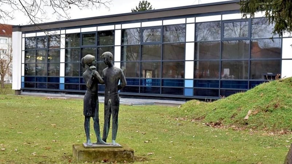 Blick auf das seit mehr als vier Jahren geschlossene Weißenfelser Hallenbad