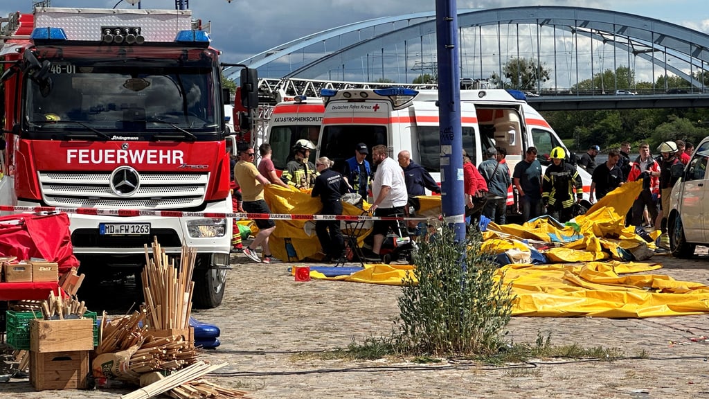 Am 5. Mai 2024 war es beim Elbefest am Petriförder zu dem Unglück gekommen. Eine Windböe hatte eine mit Kindern besetzte Hüpfburg umgerissen.