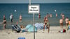 Ein Schild weist an der Ostsee auf den Bereich des FKK-Strandes hin. Ab Sommer wollen Gemeinden gegen Bekleidete an den Nacktstränden die Zügel anziehen.