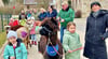 Caroline Osterburg (rechts) und ihre Alpakas unternahmen  mit den Kita-Kindern der „Pusteblume“ einen Spaziergang durch Ilberstedt.