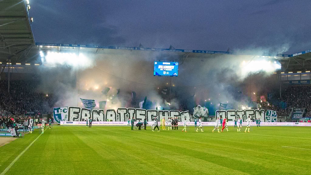 Mächtig was los in der FCM-Fankurve unmittelbar vor Anpfiff des Zweitliga-Topspiels gegen den Hamburger SV.