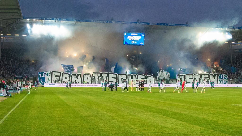 Mächtig was los in der FCM-Fankurve unmittelbar vor Anpfiff des Zweitliga-Topspiels gegen den Hamburger SV.