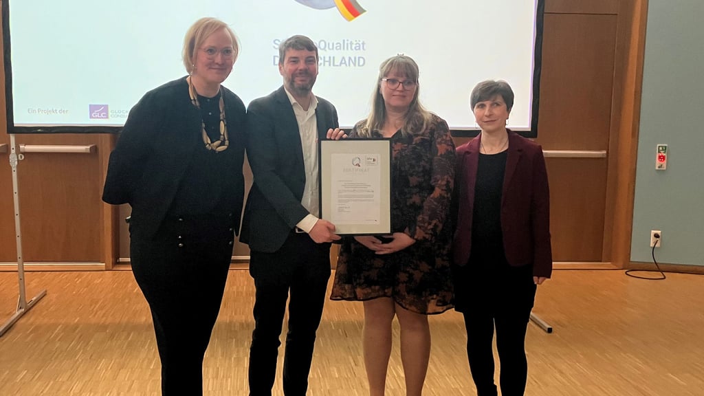 Martin Schulze vom Landestourismusverband überreicht Diana Schelhaas (r.), Juliana Morche und Kristin Ruske (l.) ein Zertifikat für Service-Qualität.
