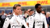 Brad Pitt (l) und Damson Idris, beim Dreh von „F1“.