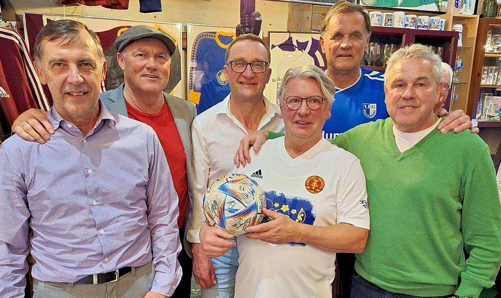 Klaus Krebs (3. von rechts) konnte zum Legenden-Talk einige ehemalige DDR-Fußballer begrüßen. Mit dabei waren Harald Mothes (von links), Matthias Döschner, André Sirocks, Dirk Stahmann und Martin Busse.