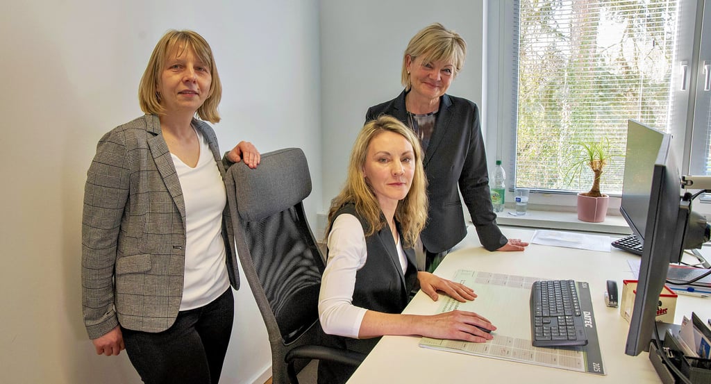 Nataliia Shaporal (Mitte) wurde vom Jobcenter - Geschäftsführerin ist Ines Blaschczok (r.) in das Dessauer Steuerbüro von Ivonne Kampfhenkel (l.) vermittelt.