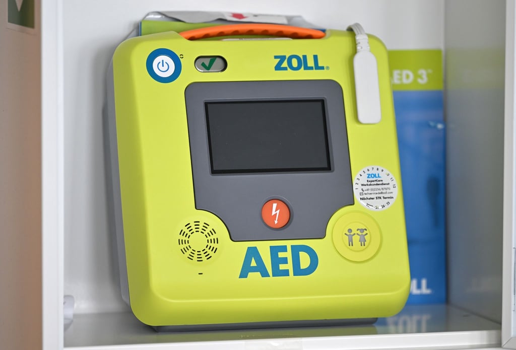 Solche Defibrillatoren können auch von Laien benutzt werden. (Archivbild)
