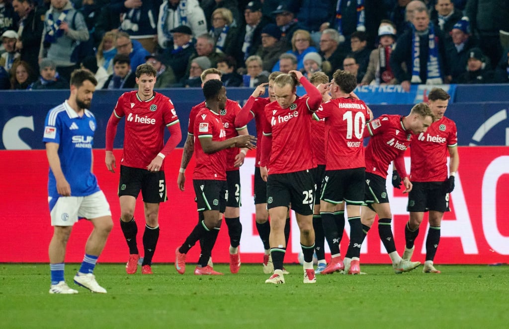 Riesiger Jubel: Hannover hat das Spiel auf Schalke spät gedreht.