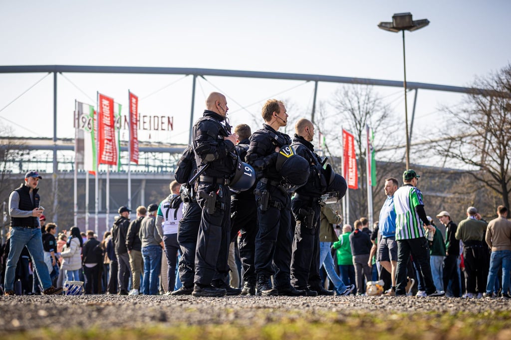 Trotz hoher Polizeipräsenz kam es beim Derby zwischen Hannover 96 und Eintracht Braunschweig erneut zu Zwischenfällen. (Archivbild)