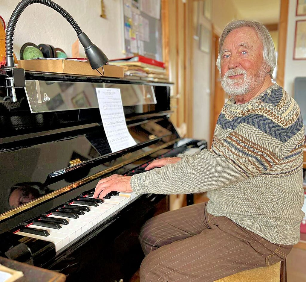 Schon als Kind lernte Rainer Niephagen das Klavierspiel. Er engagierte sich in den Bereichen Musik, Geschichte, Kunst und auch Kommunalpolitik.