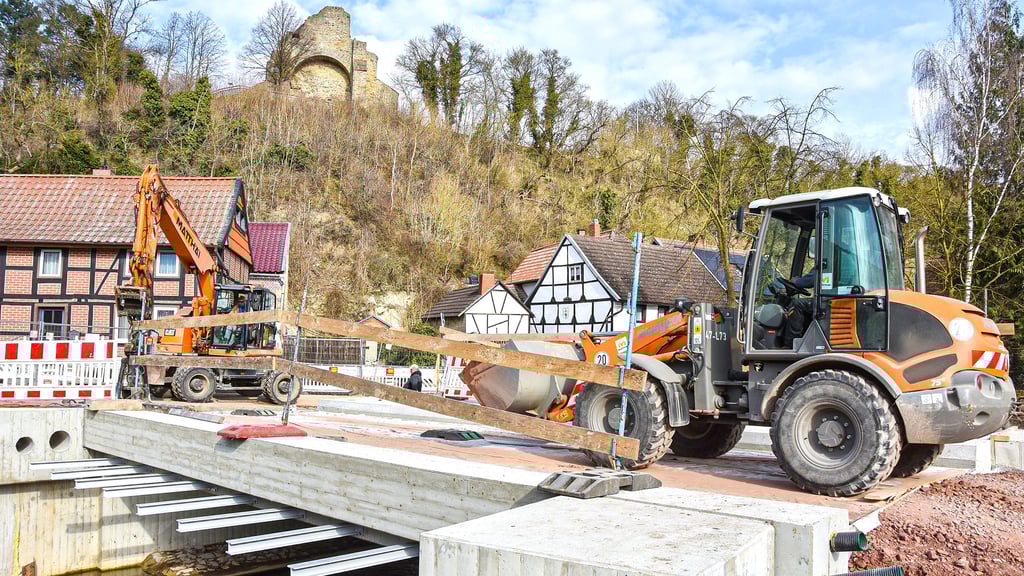Die Arbeiten an der Brauhofbrücke in Walbeck laufen auf Hochtouren.