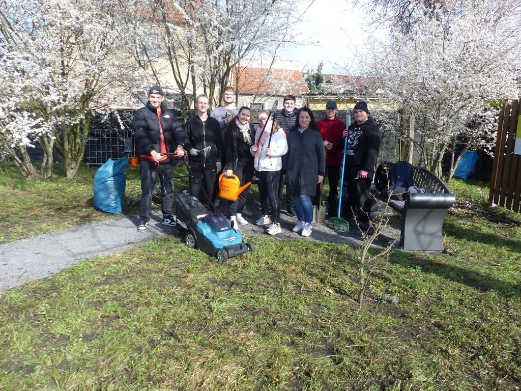 Auch in diesem Jahr hofft man auf viele Teilnehmer. Ein Ort des Frühjahrsputzes war für Jugendliche aus Sandersdorf und Brehna in den Vorjahren die Bürgerbank.