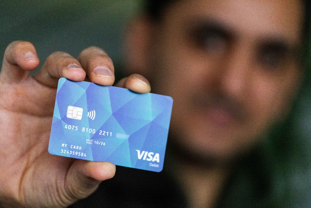 Bei den Bezahlkarten für Geflüchtete handelt es sich um sogenannte Debit-Karten.