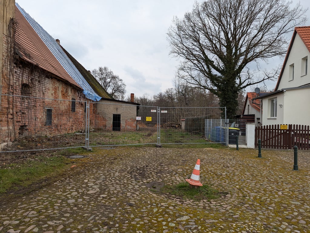 Seit Kurzem können die Dölkauer nicht mehr auf kurzem Weg zum Schlossteich Dölkau gelangen, weil der Schlossbesitzer den Weg am Gutshaus vorbei versperrt hat.