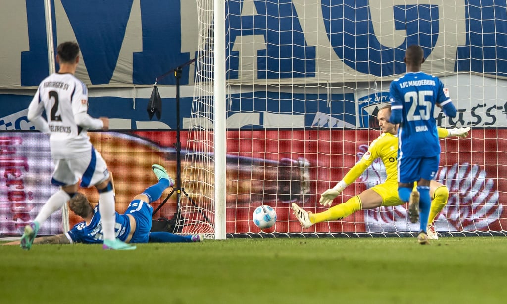Magdeburgs Mathisen (am Boden) trifft per Eigentor zum 0:2
