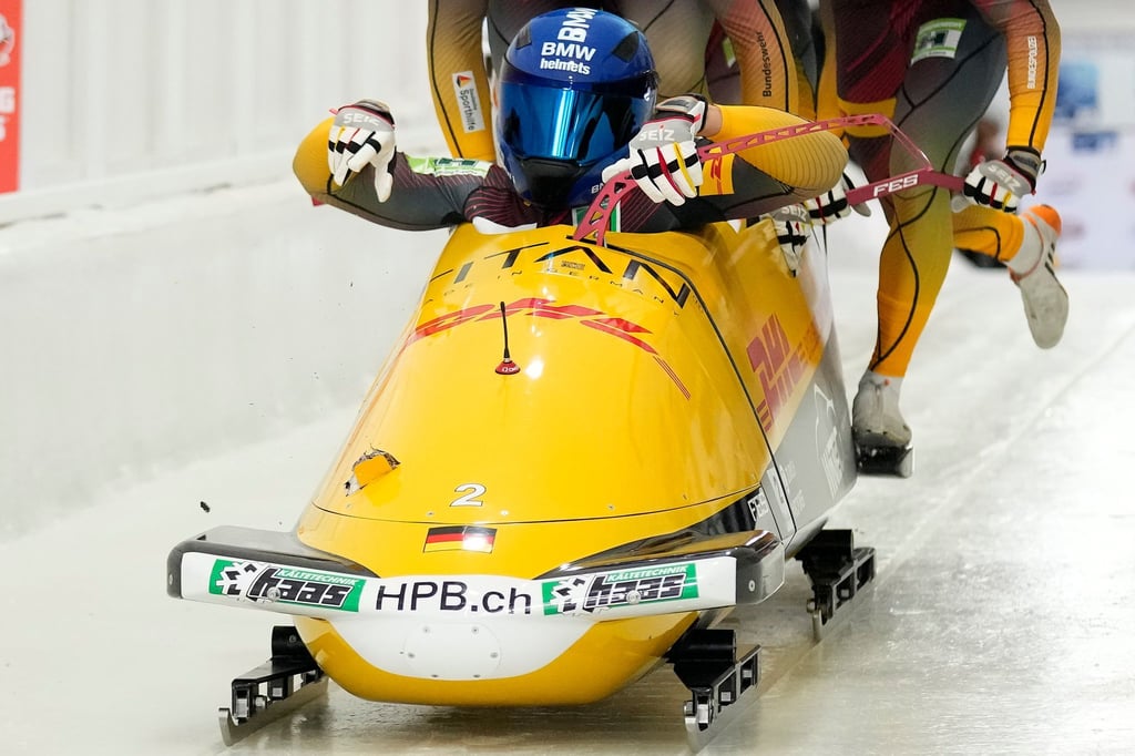 Johannes Lochner beim Start, links im Bob ist das Loch zu sehen.
