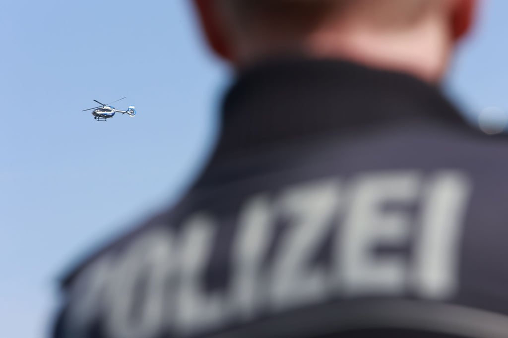Polizeihubschrauber unterstützen oft bei der Suche nach vermissten Personen. (Archivbild)