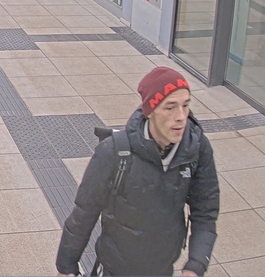 Dieser Mann wird verdächtigt, zwei Taschen mit wertvollem Inhalt gestohlen zu haben.