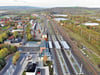 Blick aus der Luft auf den Sangerhäuser Bahnhof. Ganz rechts ist das Güterzuggleis zu sehen, das  bei den Arbeiten auf 740 Meter verlängert werden soll. Außerdem gibt es neue Stellwerke.