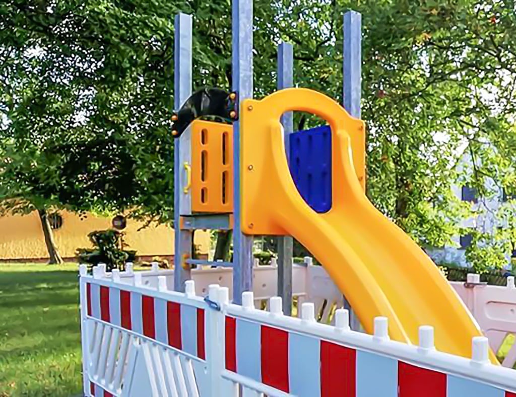 Gute Nachrichten für Rehmsdorf: Für den Spielplatz in der Siedlung gibt es Fördermittel zur Erweiterng. Zuletzt war eine neue Rutsche aufgestellt wurden.