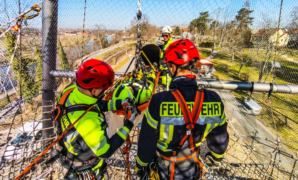 Die Bad Dürrenberger Kameraden bereiten die Sicherung des Verletzten vor, um ihn über die Rutsche langsam hinunterzuführen.