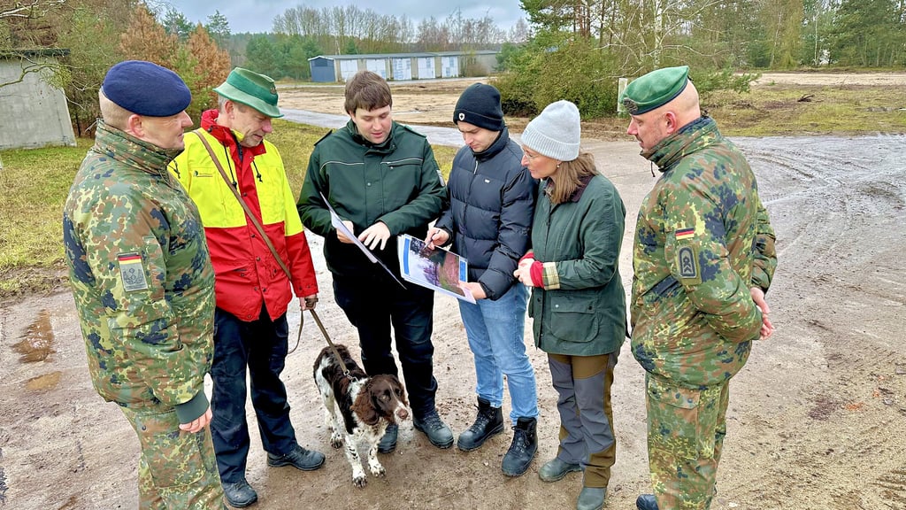 Früher und heute in Bildern (v.l.): Andreas Lemke, Rainer Aumann, Andy Günther, Niklas Lindemann, Elrid Pasbrig und Steven Rügen auf dem Areal der Krähenberge in Burg.