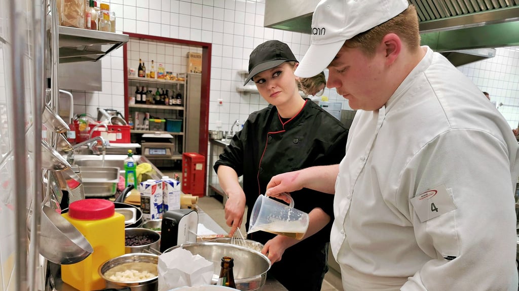 Koch-Azubi Florian Scheuner und Hilfskraft Clara Wegner bereiteten den Bierteig für die Apfel-Beignets vor – das Dessert mit Bier.