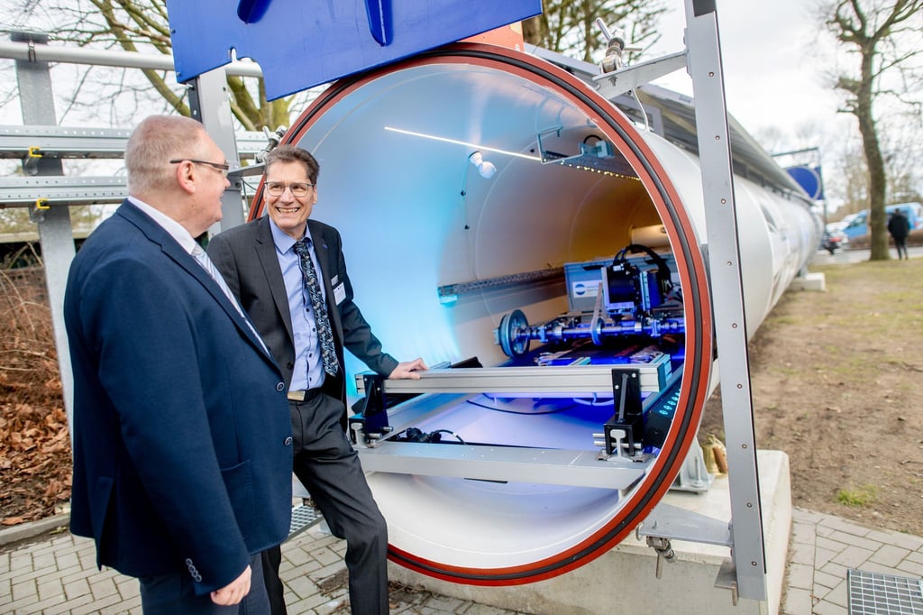 Seit rund zehn Jahren wird an der Hochschule Emden/Leer an der Hyperloop-Technologie geforscht - vorangetrieben vor allem von den beiden Professoren Walter Neu (l.) und Thomas Schüning.