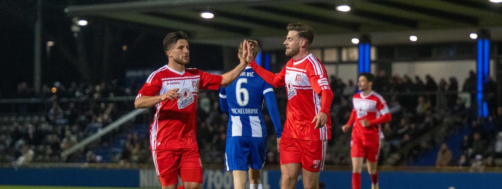 Berk Inaler (l.) feiert mit Max Kulke dessen Tor zum 1:0 für den HFC.