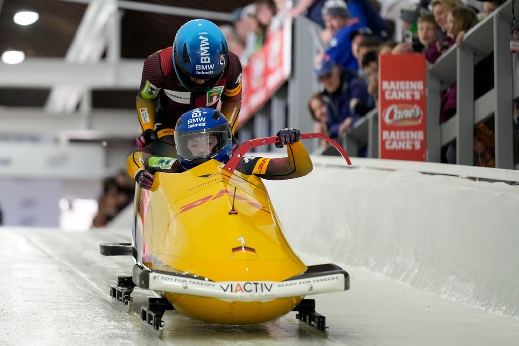 Laura Nolte (vorne) und Deborah Levi stehen vor ihrem ersten WM-Titel im Zweierbob.