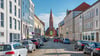 In Dessau geht der Straßenbau weiter: Blick in den nördlichen Teil der  Schill-Straße mit der Katholischen Kirche als Abschluss.