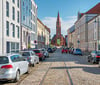 Blick in den nördlichen Teil der  Schill-Straße mit der Katholischen Kirche als Abschluss.