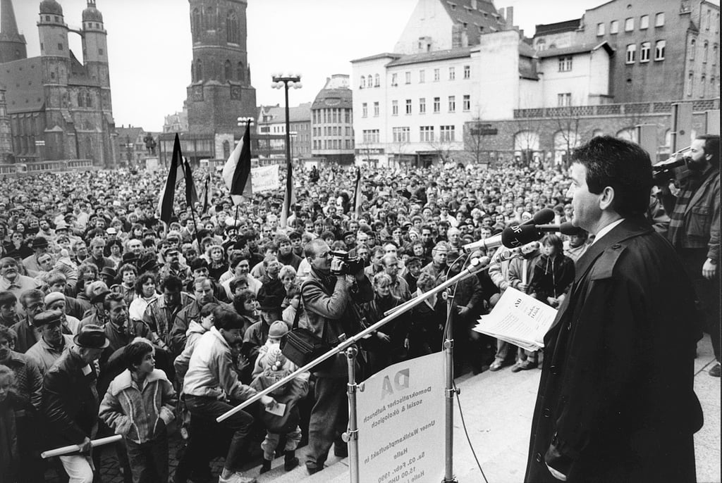 Der später zurückgetretene Allianz-Kandidat Wolfgang Schnur stellte sich in Halle schon als künftiger Ministerpräsident vor.