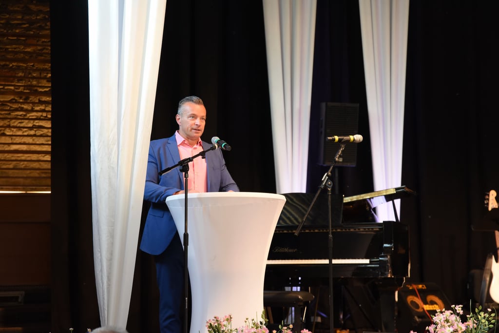 Landrat Andy Grabner bei einer Rede im Veranstaltungszentrum Schloss Köthen, das von der KKM betrieben wird.