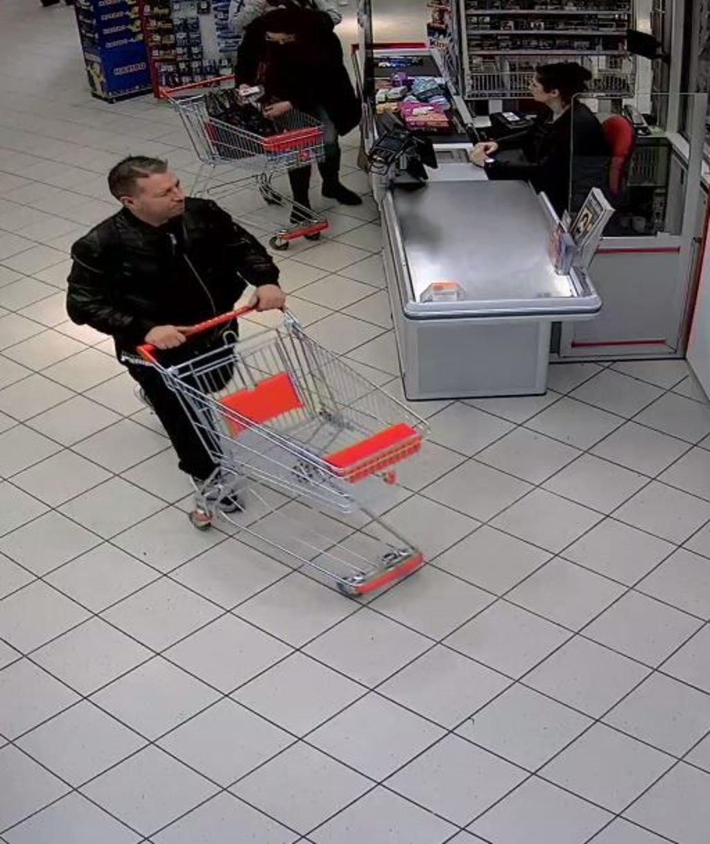 Dieser Mann soll in Aschersleben Parfüms gestohlen haben.