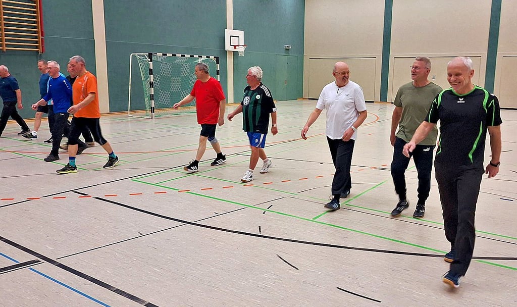 Ralf Weber (rechts) leitet die neue Gesundheitssportgruppe vom VfB Klötze für Männer. Zum Auftakt kamen elf gestandene Herren.