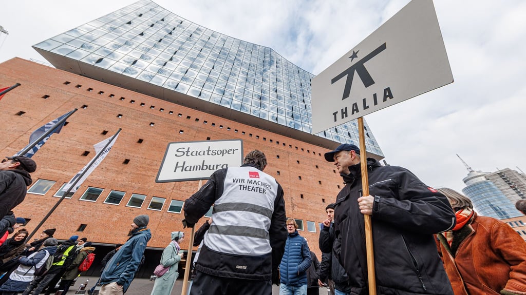 Wegen des Warnstreiks der Kulturschaffenden fallen Vorstellungen an großen Häusern aus oder finden nur in abgespeckter Fassung statt.