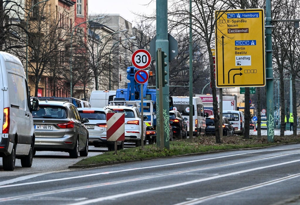 In Potsdam waren wegen der Demonstrationen zum Warnstreik im öffentlichen Dienst schon am Morgen Straßen gesperrt.