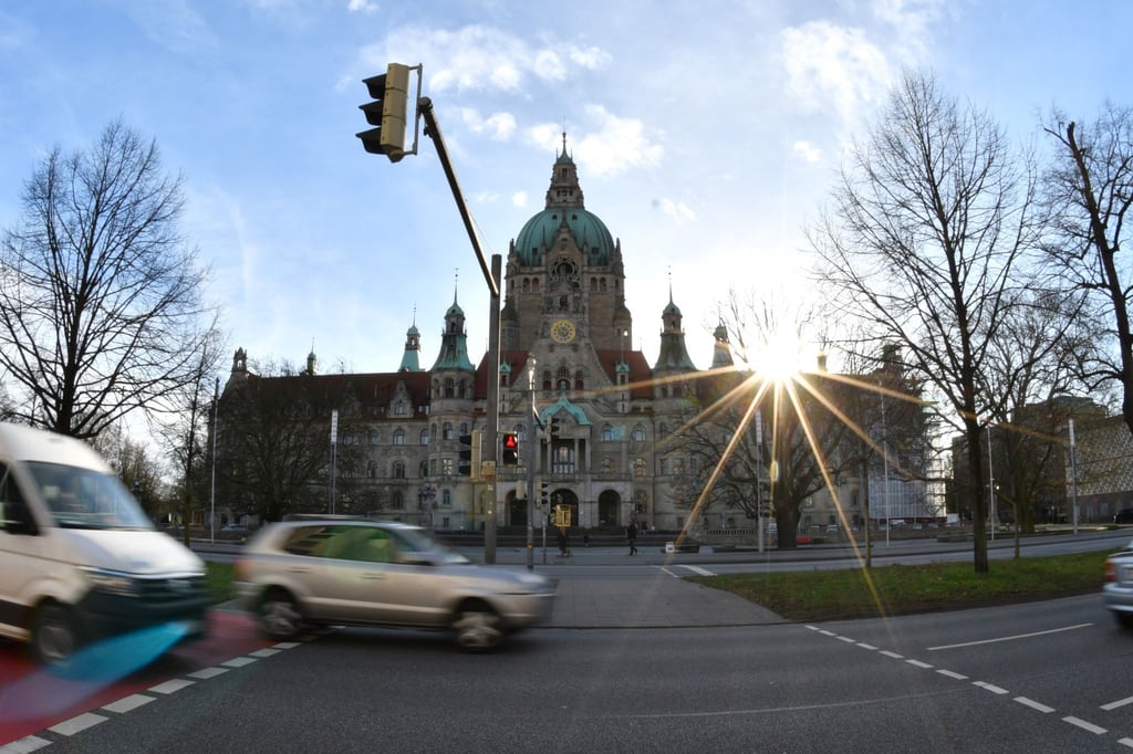 Sonnig, wie hier über Hannovers Rathaus soll es auch im Laufe der nächsten Woche über Niedersachsen und Bremen werden. (Symbolbild)
